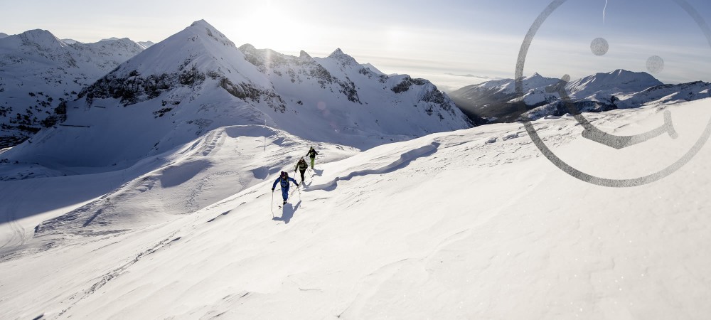 Skiguiding mit ausgebildeten Berg- und Skiführern in Obertauern / Aufstieg bei sonnigem Wetter in Obertauern