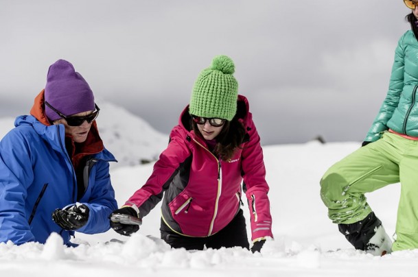 Untersuchung der Schneebeschaffenheit in der Gruppe im Ausbildungskurs © Claudia Ziegler Photography